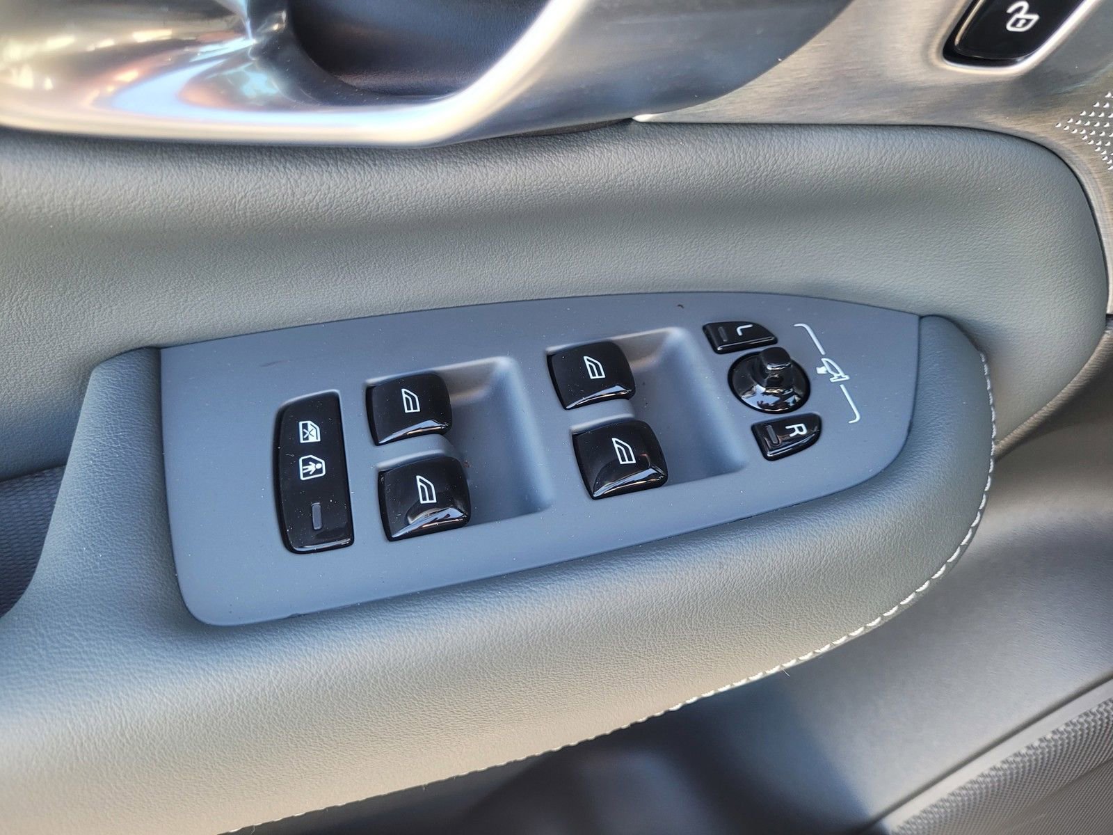 Used 2024 Volvo XC90 T8 Ultimate image 17