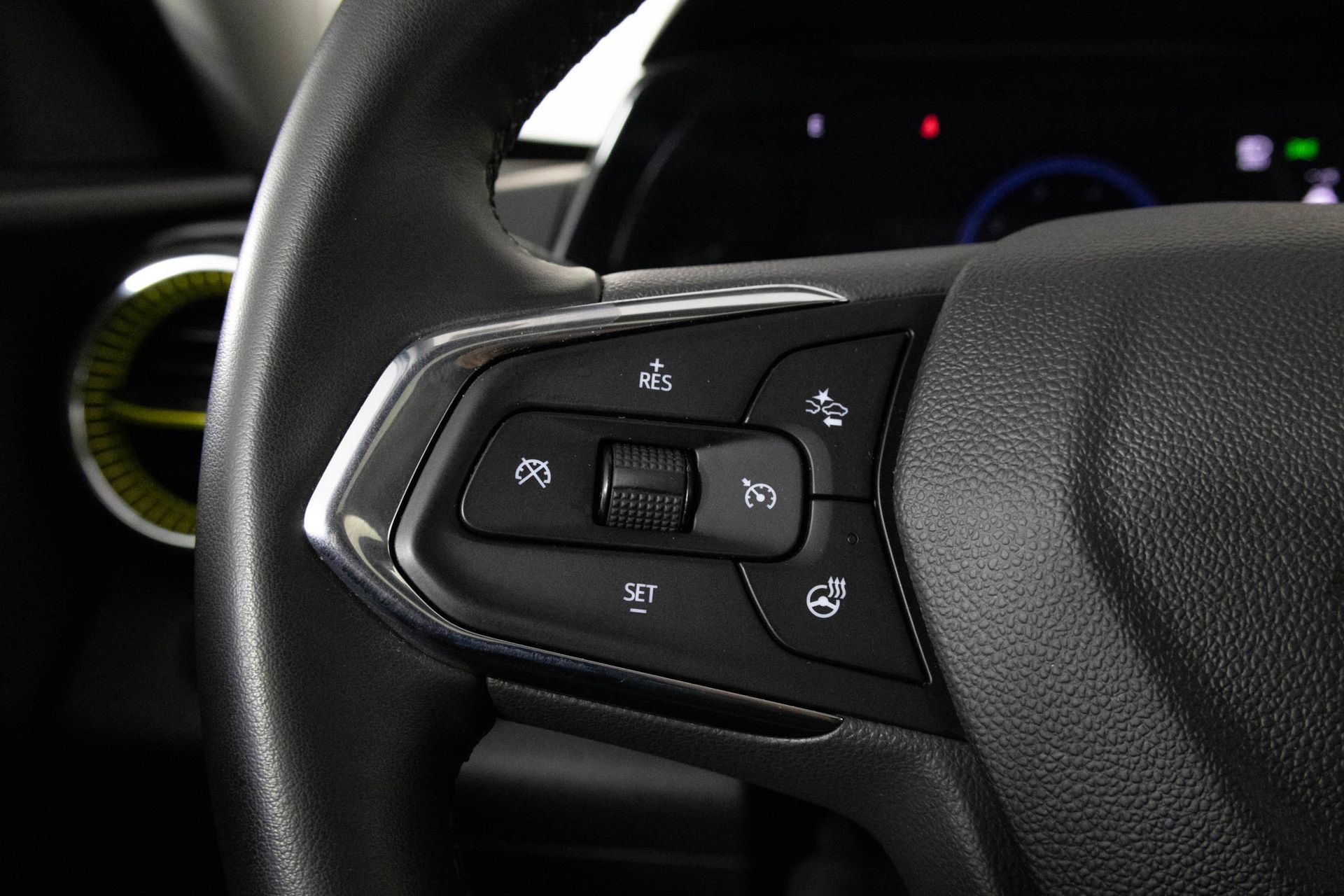 Used 2024 Chevrolet Trax ACTIV w/ Sunroof Package image 29