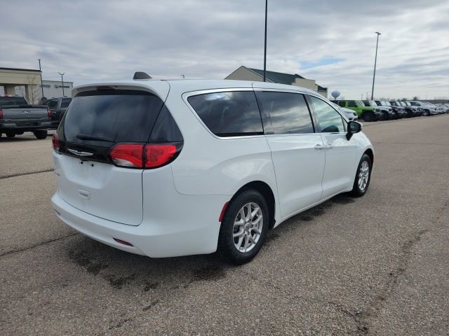 Used 2023 Chrysler Voyager LX image 22