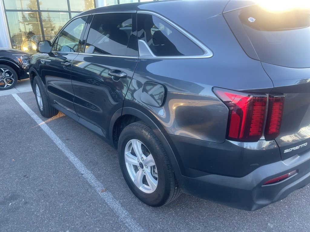 Used 2023 Kia Sorento LX image 5