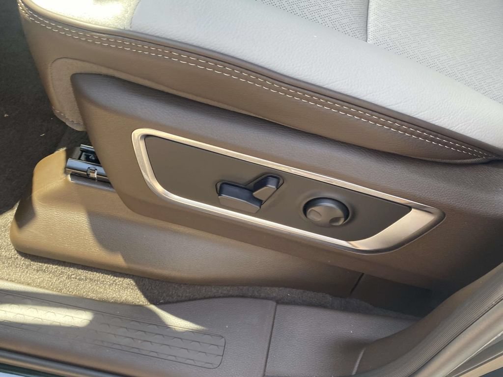 New 2026 RAM 1500 Laramie w/ Chrome Appearance Group AWD/4WD image 17