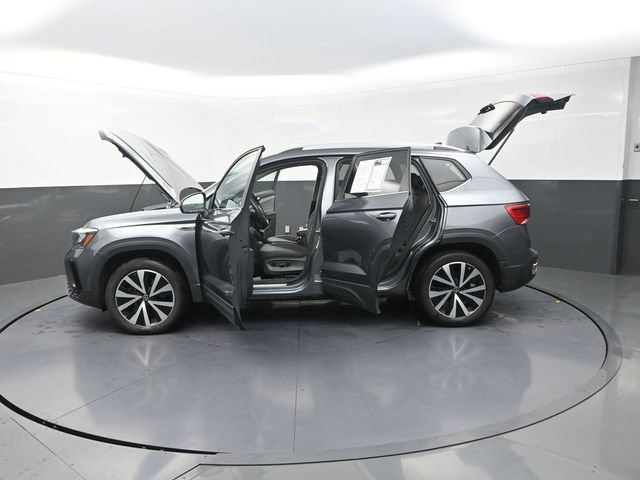 Used 2022 Volkswagen Taos SE AWD/4WD image 32
