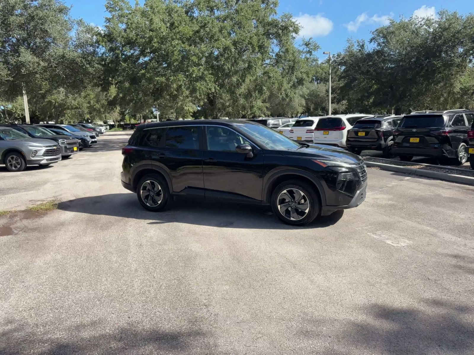 Used 2025 Nissan Rogue SV AWD/4WD image 2