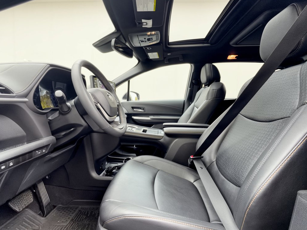 Used 2025 Toyota Sienna XLE Woodland Edition AWD/4WD image 5