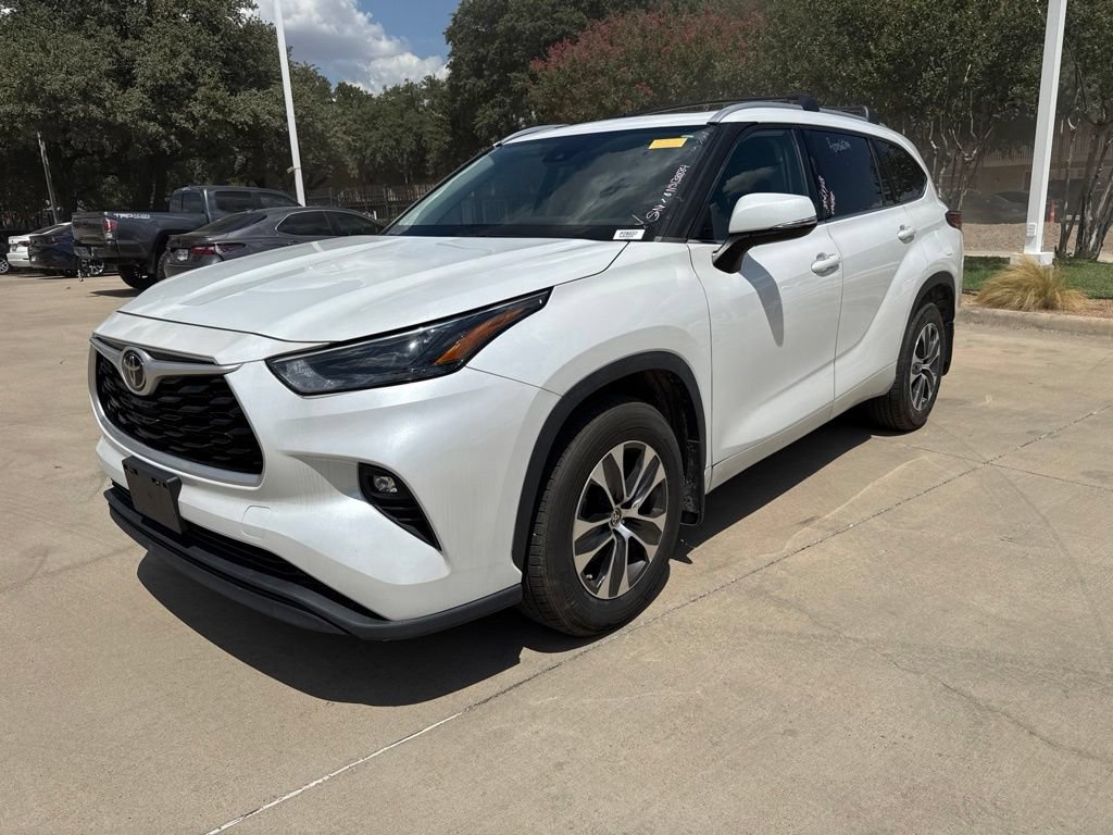 Used 2022 Toyota Highlander XLE FWD video 1