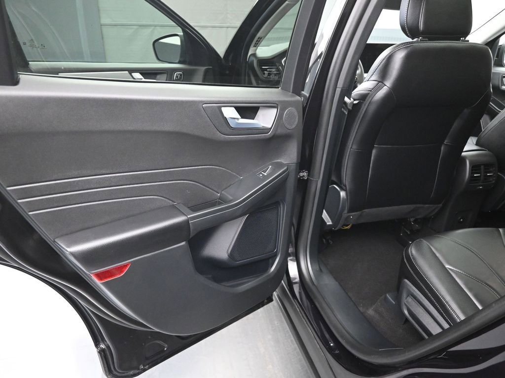 Certified 2025 Ford Escape Platinum w/ Premium Technology Package image 11