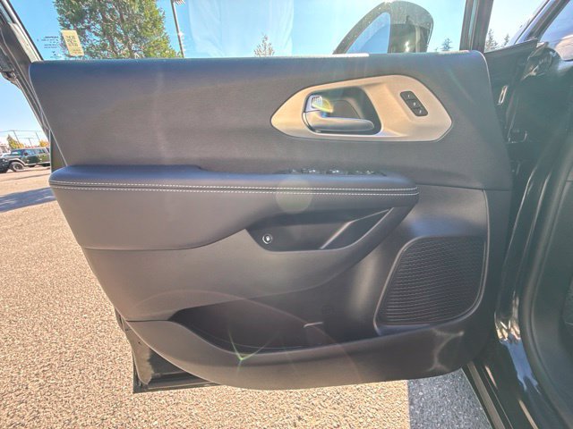Used 2023 Chrysler Pacifica Limited w/ S Appearance Package FWD image 16
