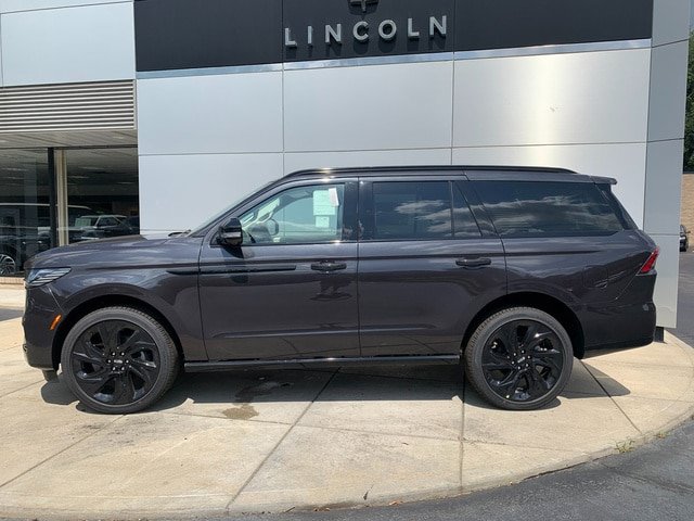 New 2027 Lincoln Navigator Reserve w/ Jet Appearance Package AWD/4WD image 2