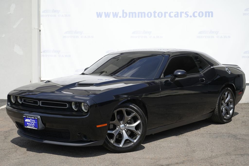 Used 2015 Dodge Challenger SXT image 2