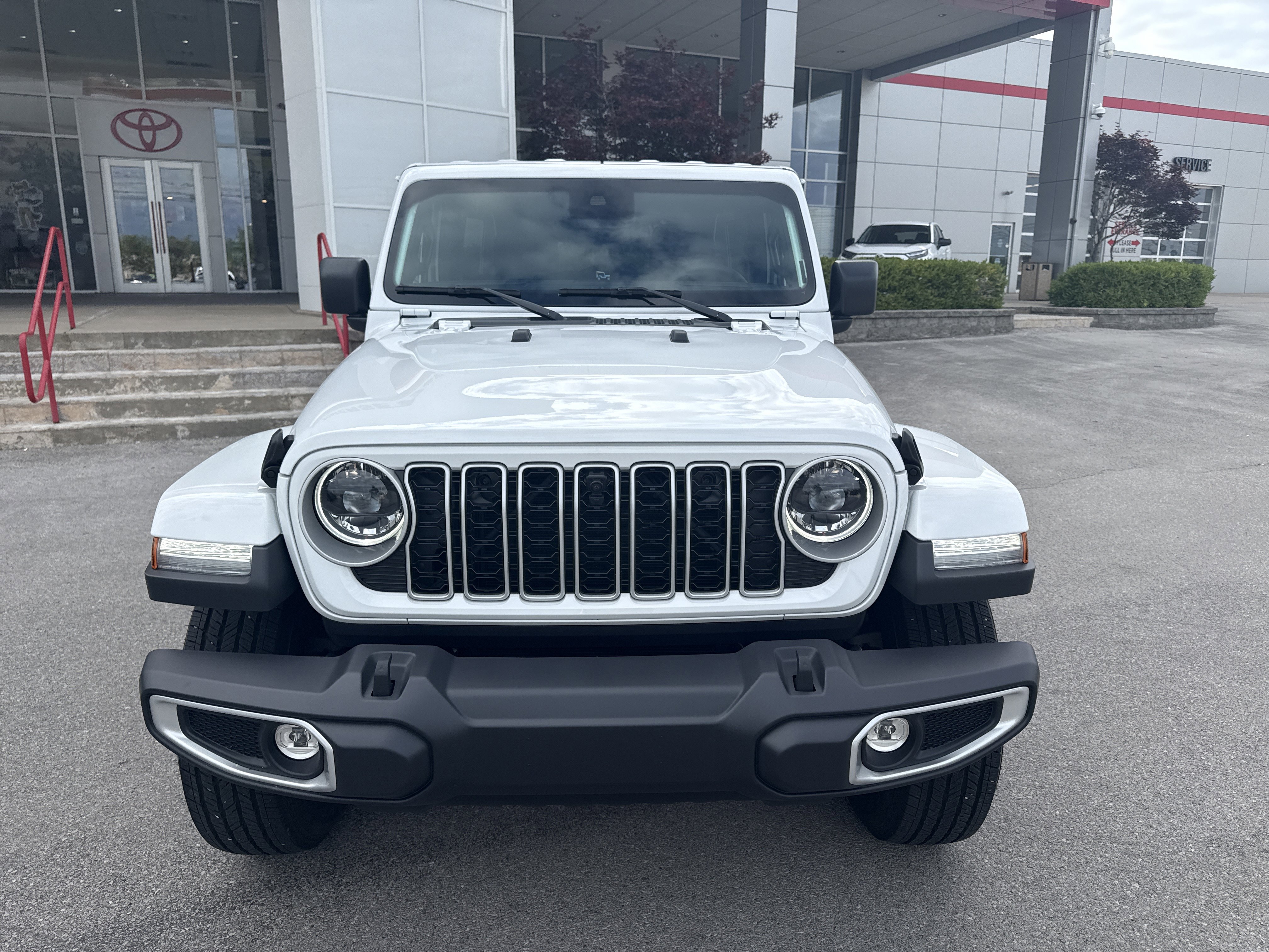 Used 2025 Jeep Wrangler Unlimited Sahara AWD/4WD image 8