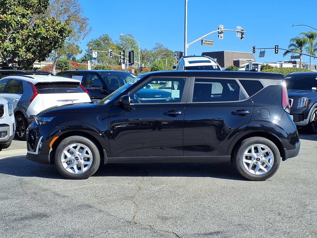 Certified 2025 Kia Soul S FWD image 3