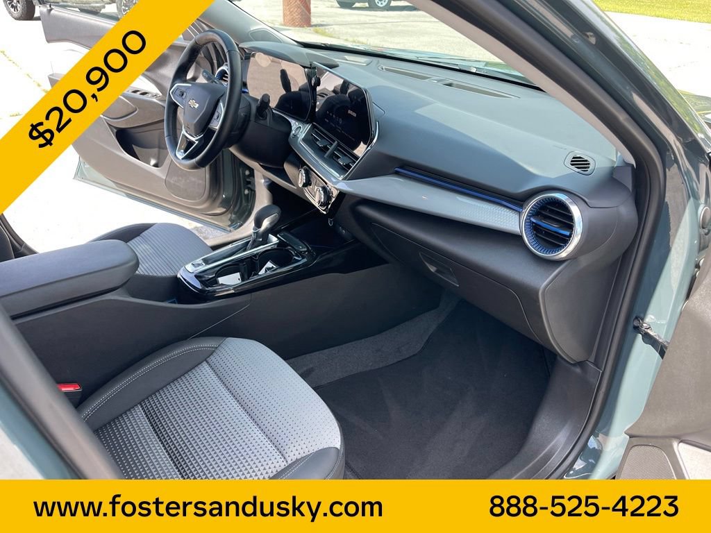 Used 2025 Chevrolet Trax LT w/ Driver Confidence Package FWD image 19