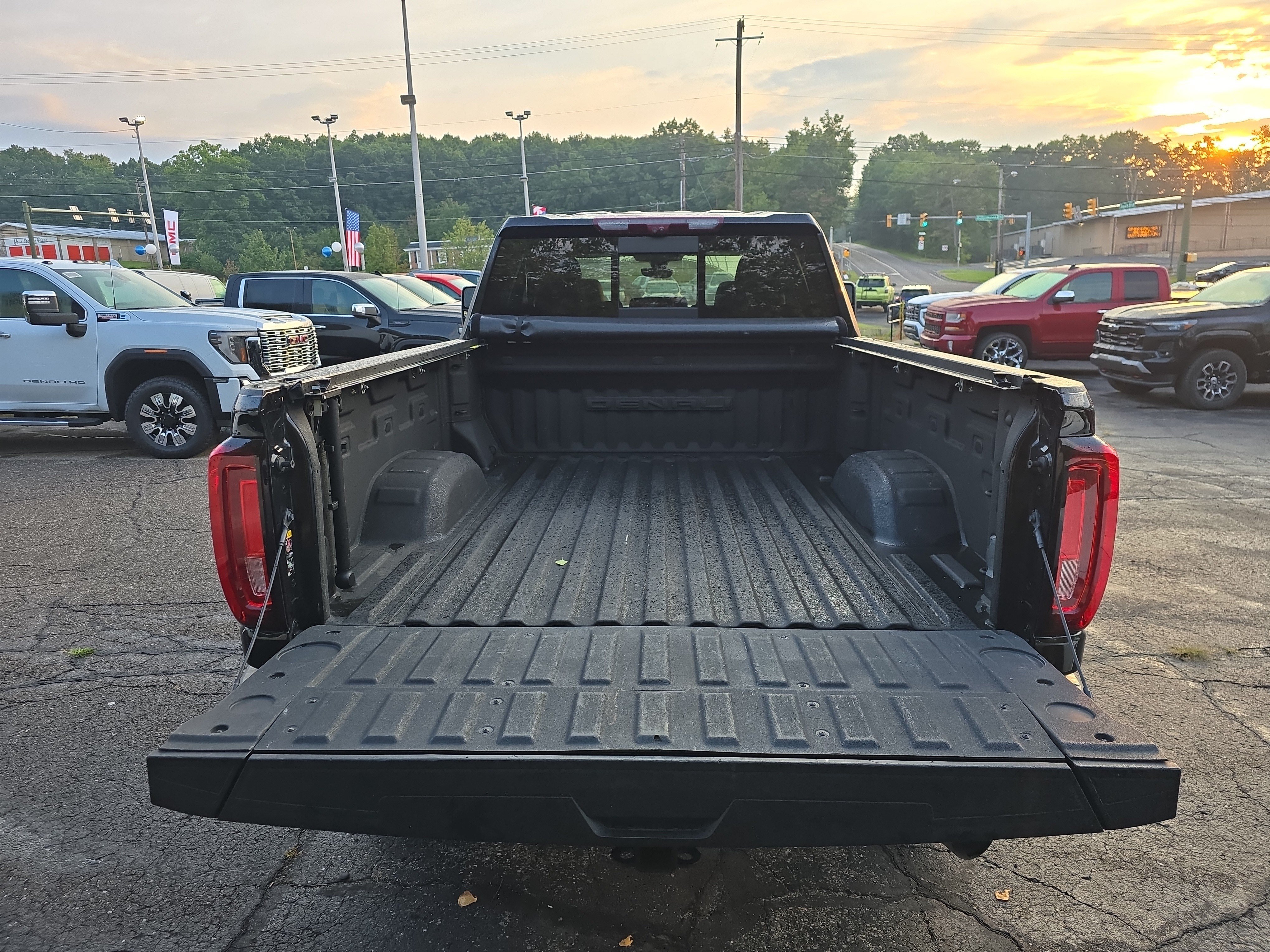 Used 2023 GMC Sierra 2500 Denali w/ Denali Black Diamond Edition AWD/4WD image 6
