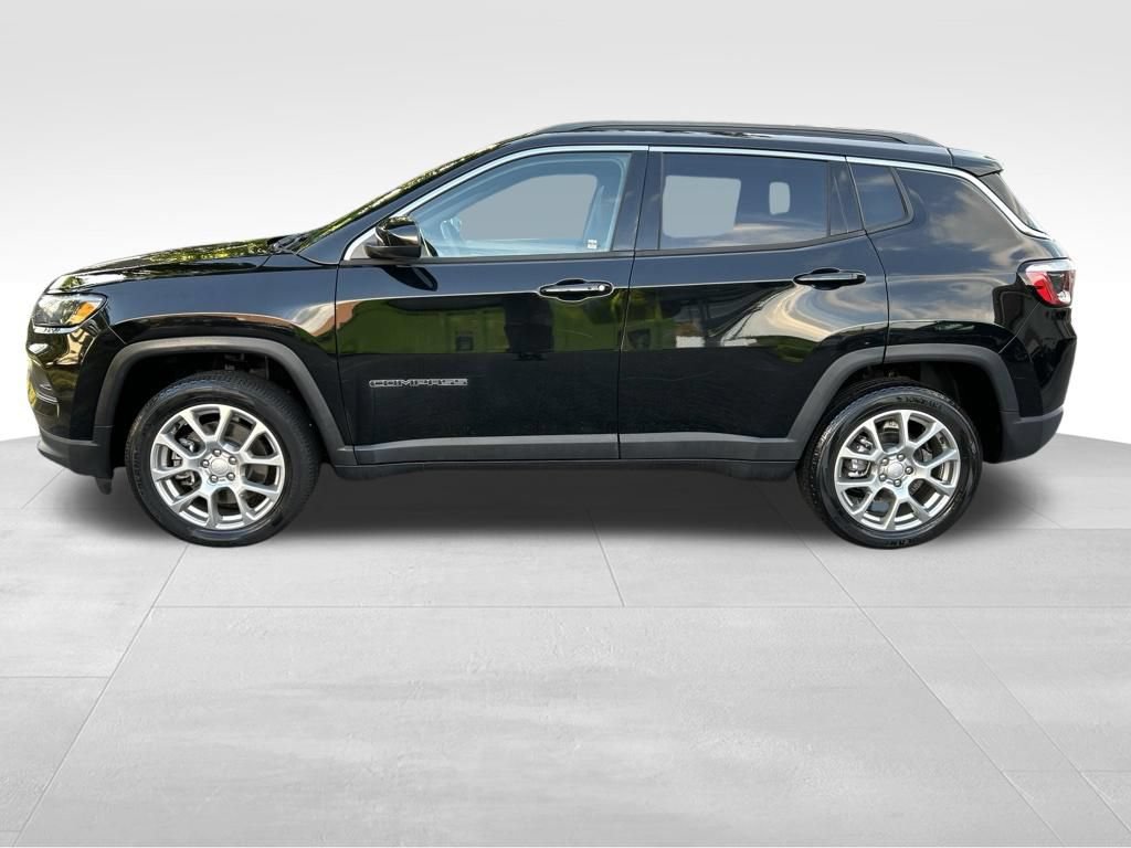 Used 2023 Jeep Compass Latitude w/ Sun and Sound Group AWD/4WD image 2
