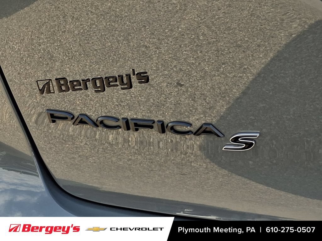 Used 2025 Chrysler Pacifica Limited FWD image 34
