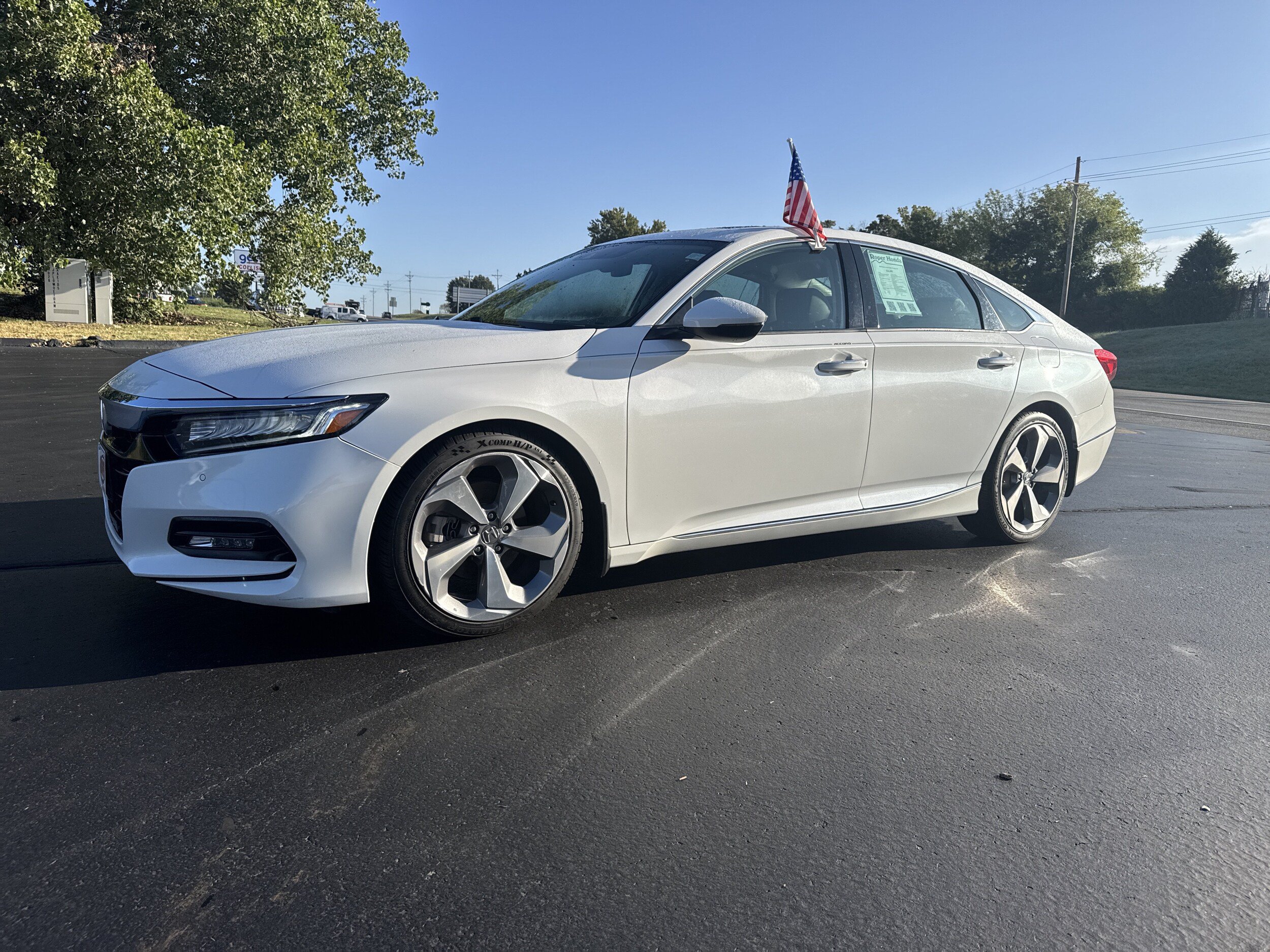 Used 2018 Honda Accord Touring image 2