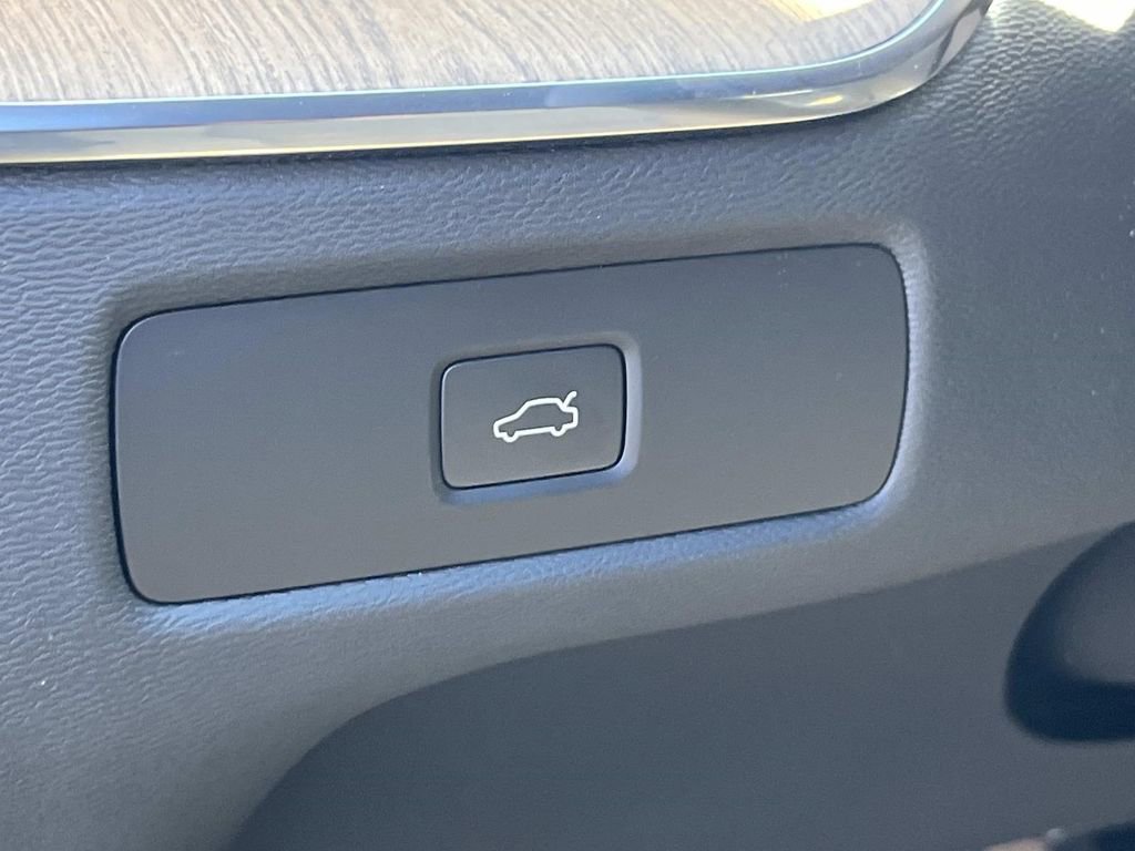 New 2026 Volvo XC60 B5 Plus w/ Climate Package image 23