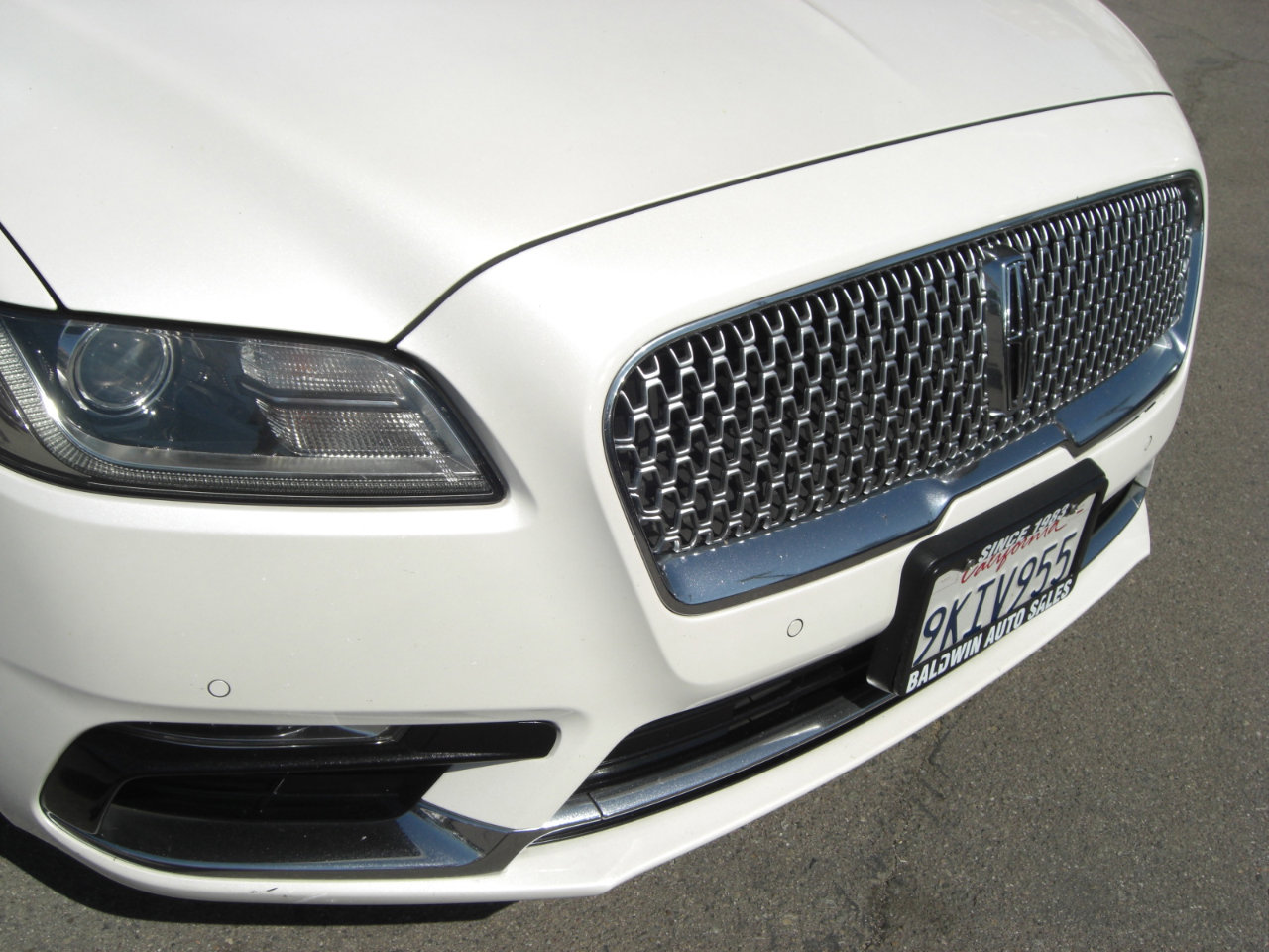 Used 2017 Lincoln Continental Premiere image 3