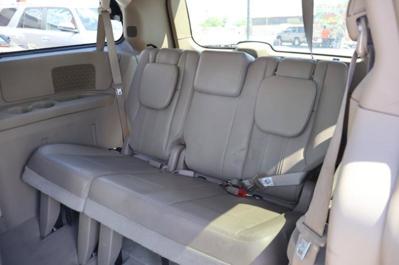 Used 2014 Chrysler Town & Country Touring FWD image 19