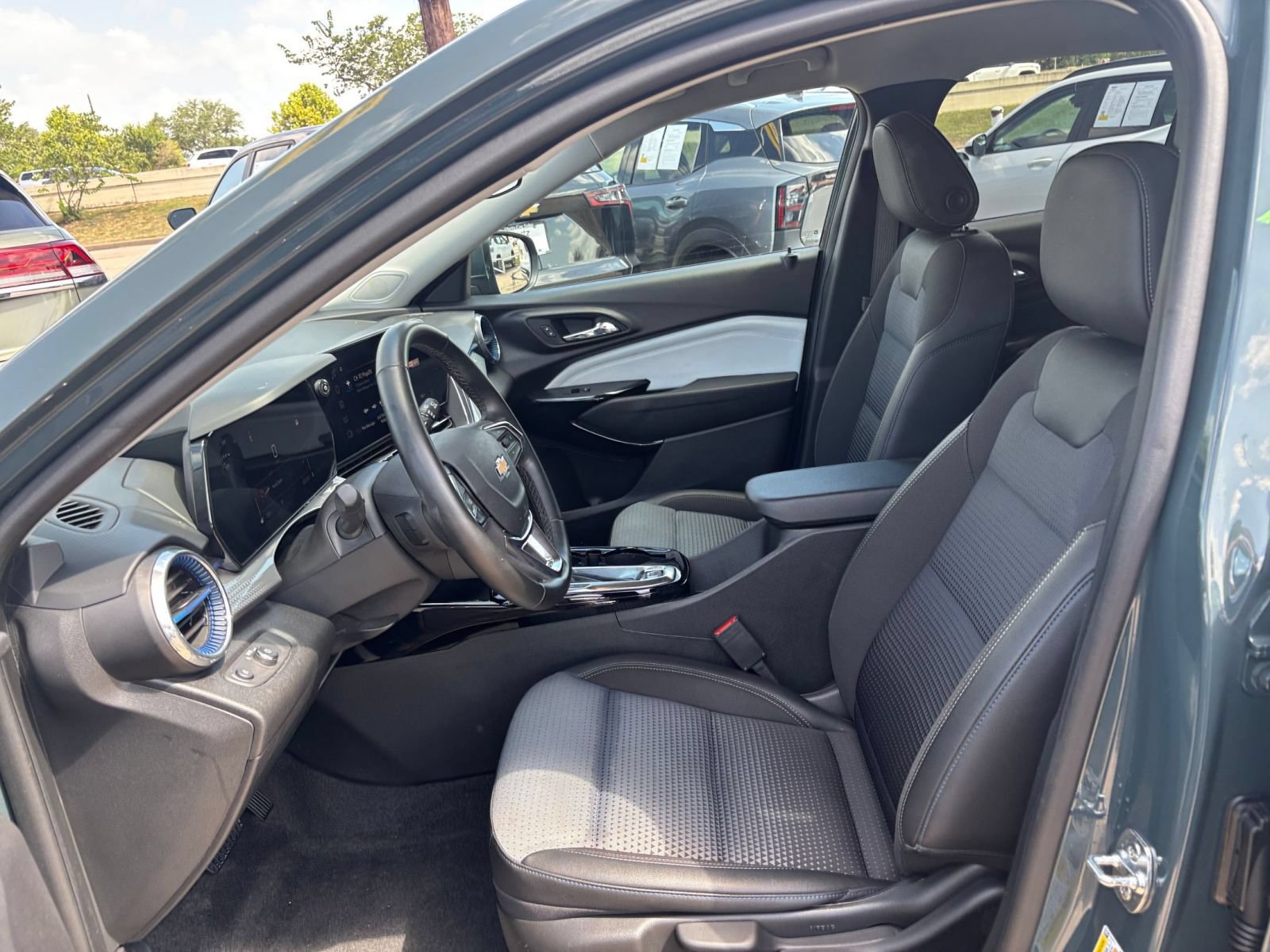 Used 2025 Chevrolet Trax LT w/ LT Convenience Package FWD image 21