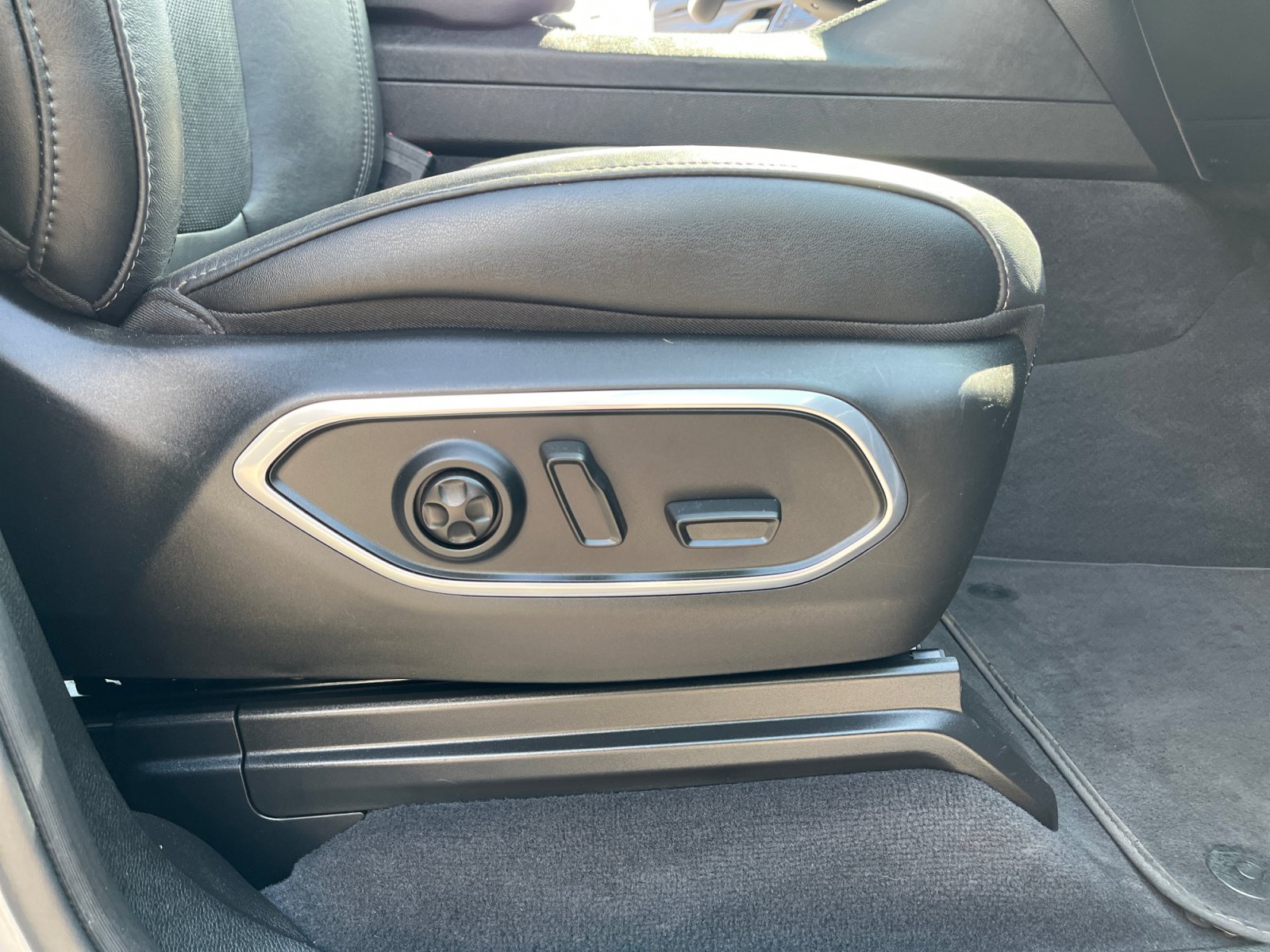 Used 2024 Jeep Wagoneer Series III AWD/4WD image 30
