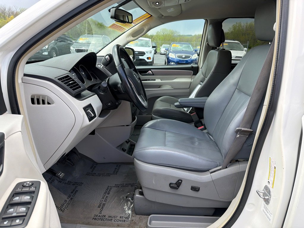 Used 2011 Volkswagen Routan SE image 10