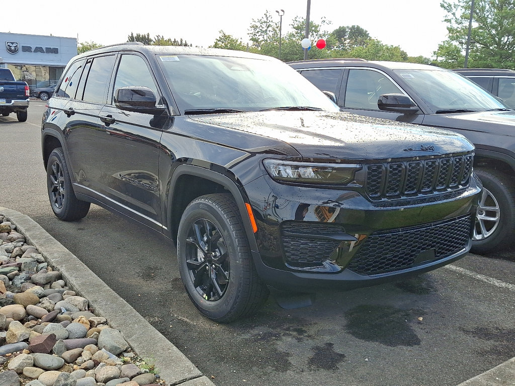 New 2025 Jeep Grand Cherokee Altitude image 3