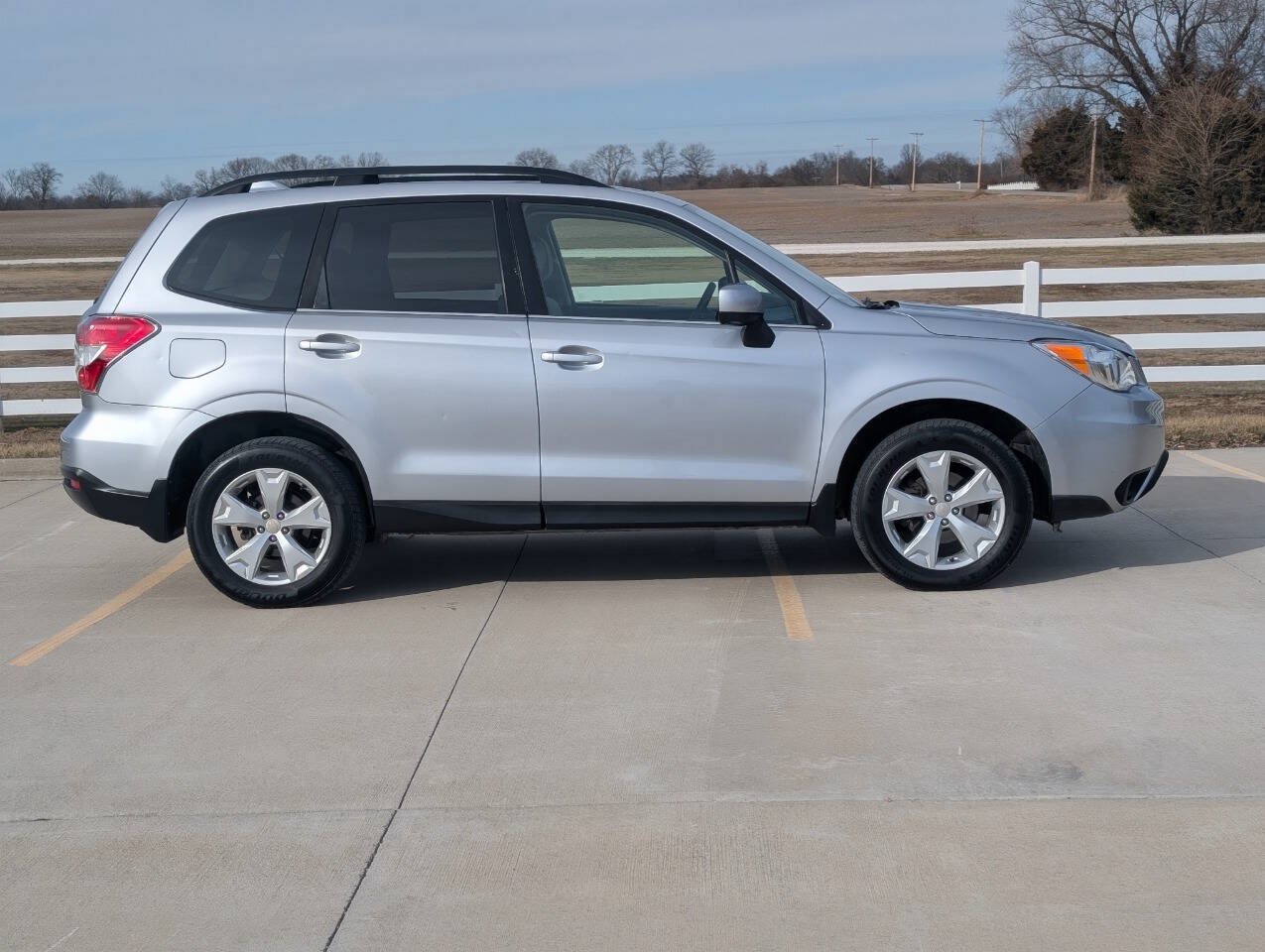 Used 2016 Subaru Forester 2.5i Premium w/ All-Weather Package AWD/4WD image 4