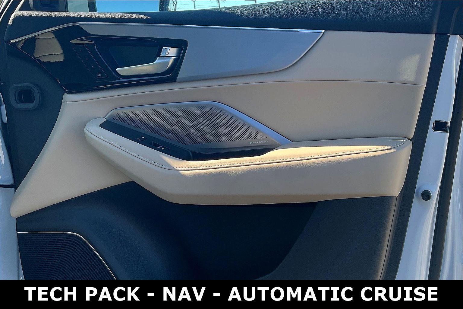 Used 2025 Acura MDX SH-AWD w/ Technology Package image 29