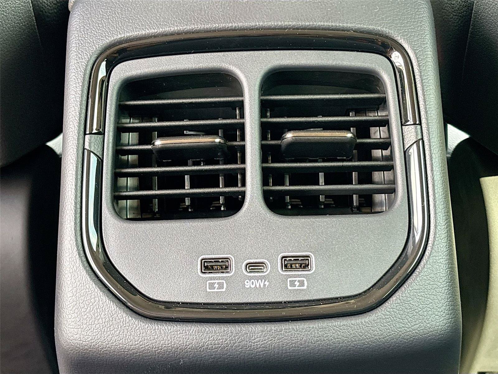 New 2025 VinFast VF 8 Eco AWD/4WD image 24