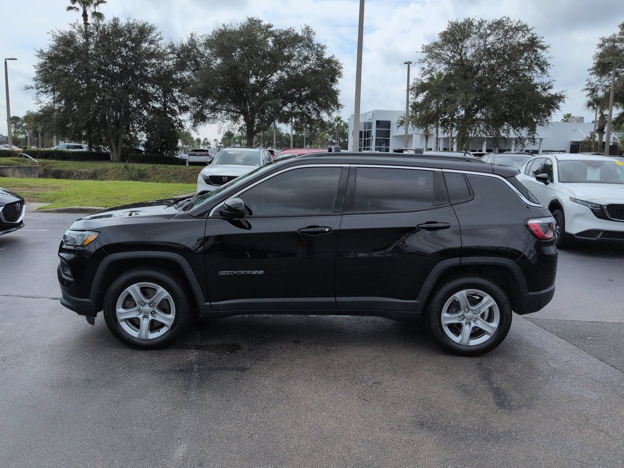 Used 2023 Jeep Compass Latitude w/ Sun and Sound Group AWD/4WD image 7