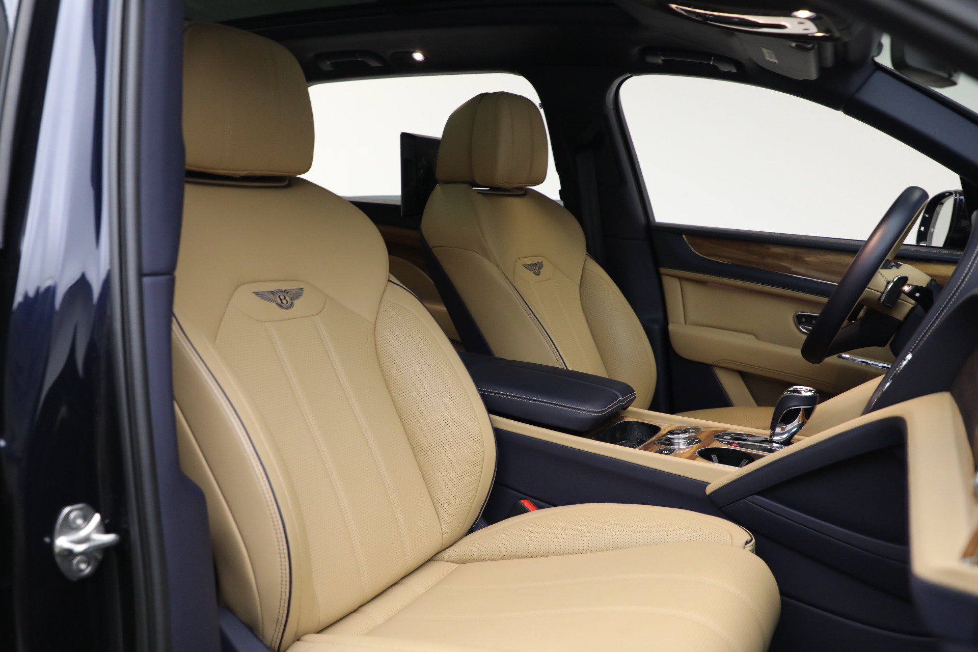 Certified 2024 Bentley Bentayga Extended Wheelbase AWD/4WD image 30