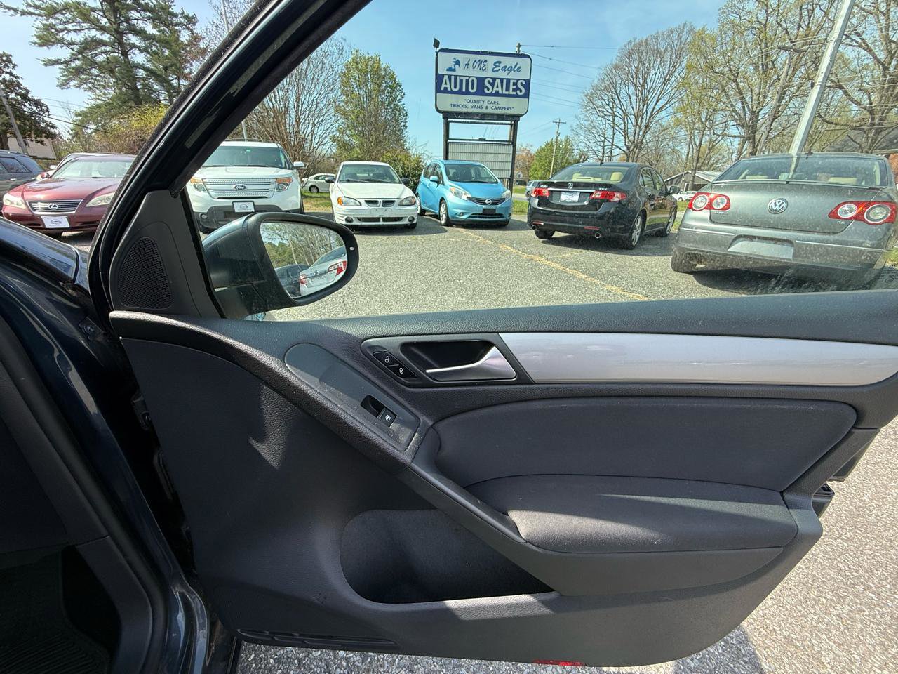 Used 2013 Volkswagen Golf 4-Door image 25