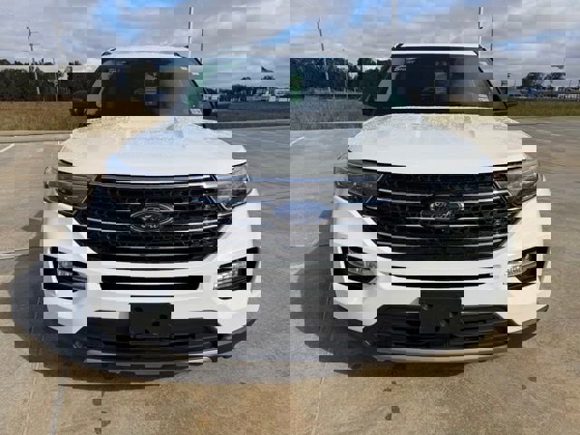 Used 2022 Ford Explorer XLT w/ Equipment Group 202A image 8