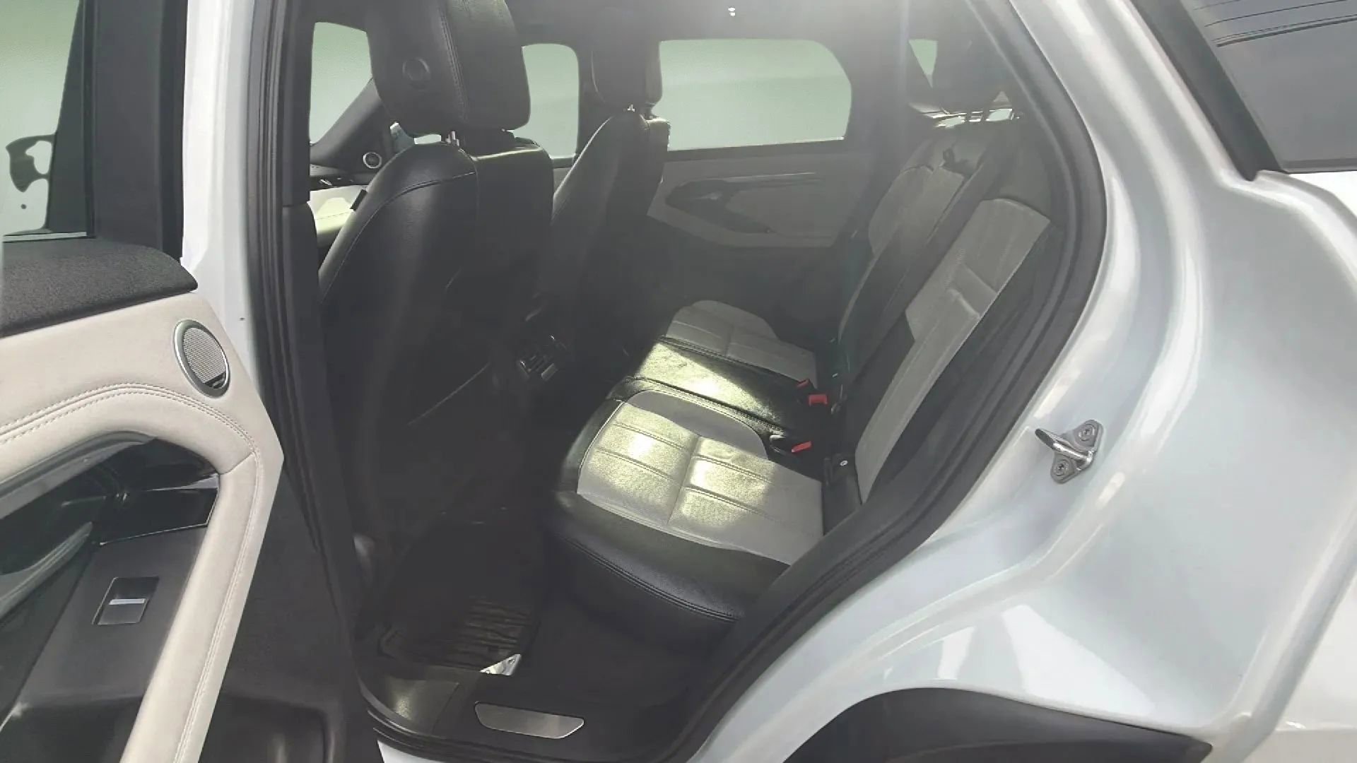 Used 2020 Land Rover Range Rover Evoque R-Dynamic S image 41