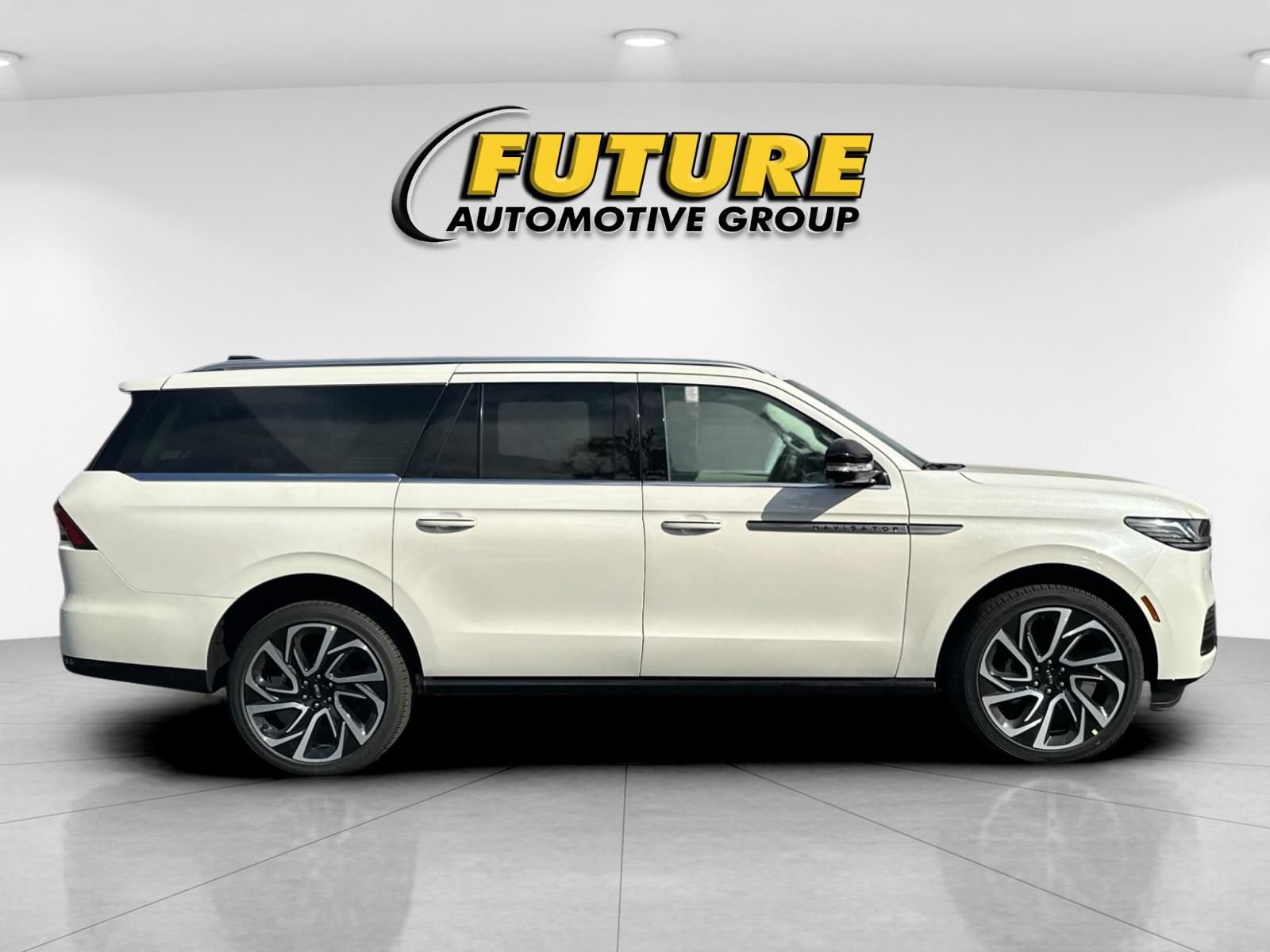 New 2026 Lincoln Navigator L Reserve AWD/4WD image 2