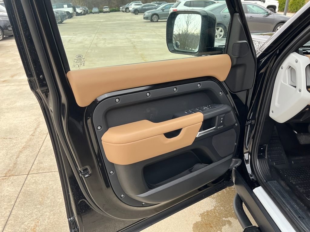 New 2026 Land Rover Defender 130 X-Dynamic SE image 10