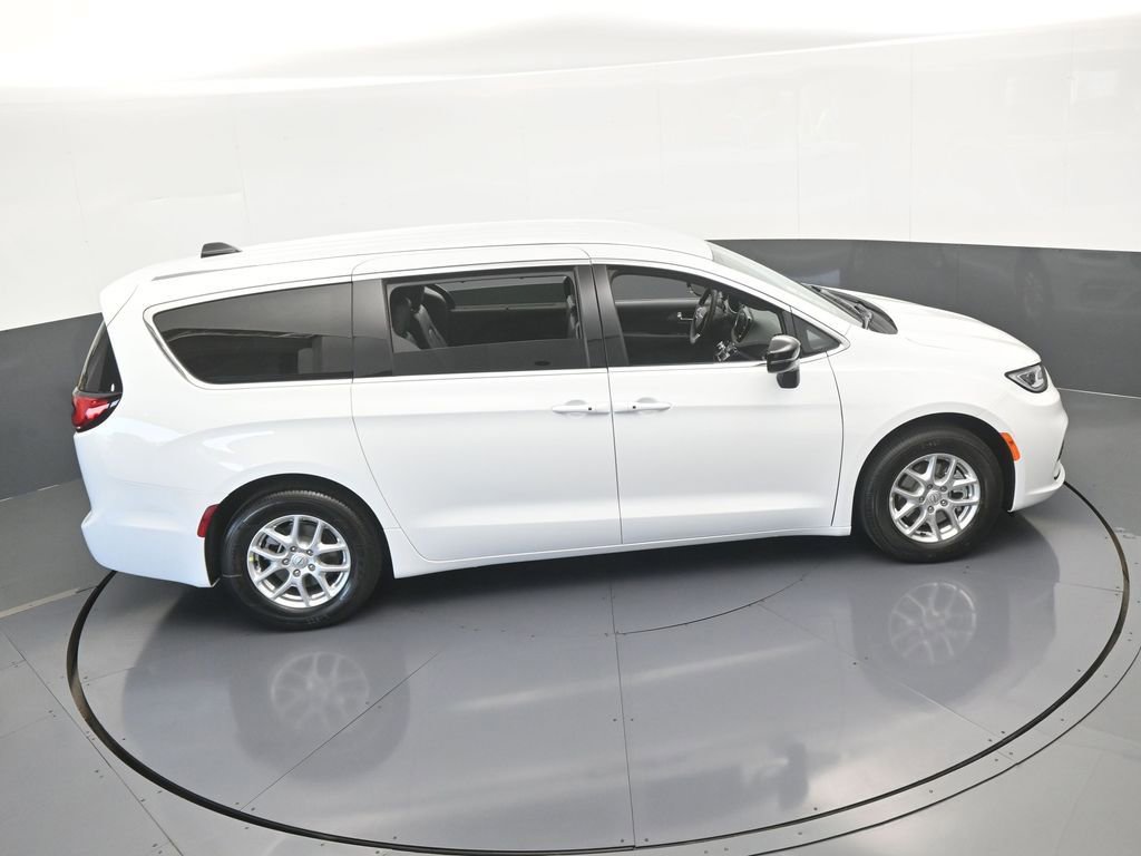 Used 2025 Chrysler Pacifica Select FWD image 48