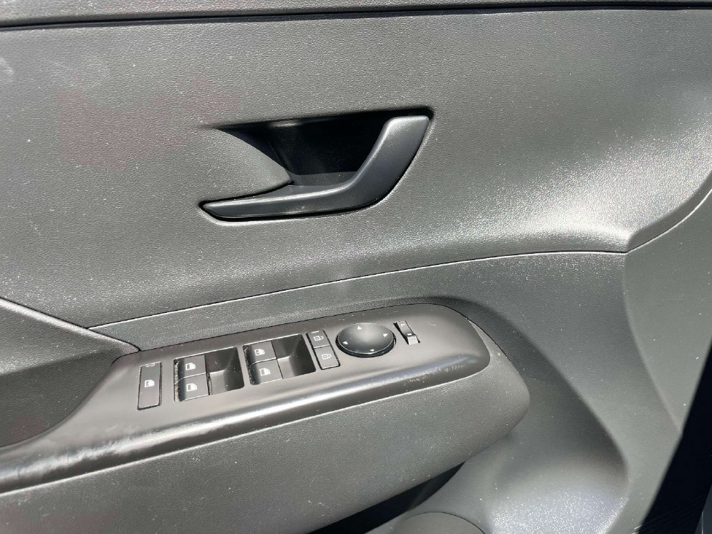 Certified 2025 Hyundai Kona SEL AWD/4WD image 17