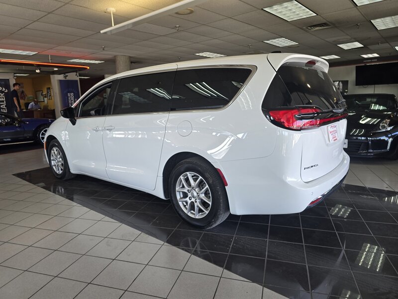 Used 2025 Chrysler Pacifica Select FWD image 7