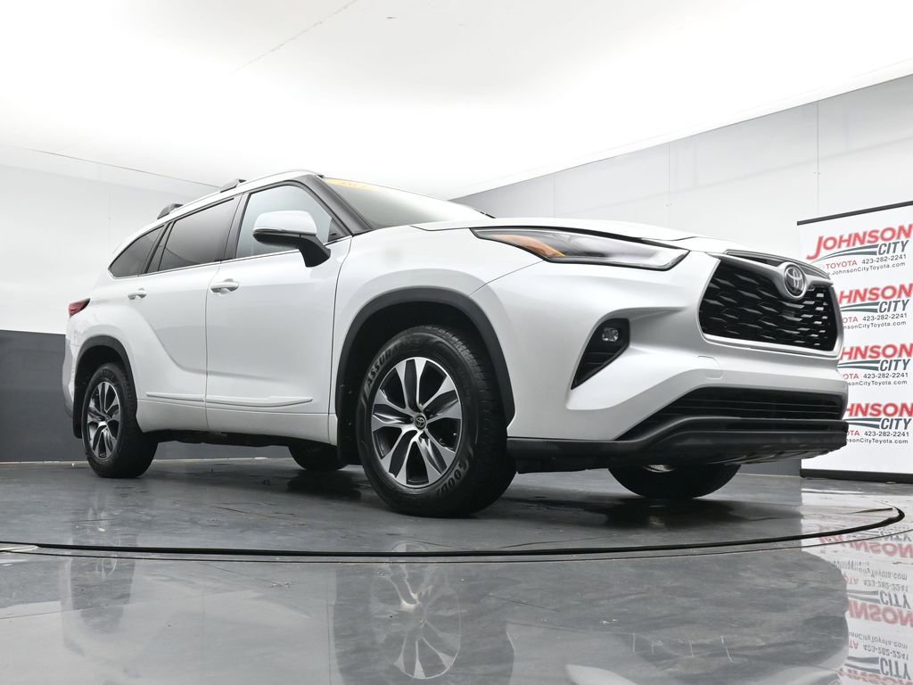 Used 2022 Toyota Highlander XLE AWD/4WD image 32