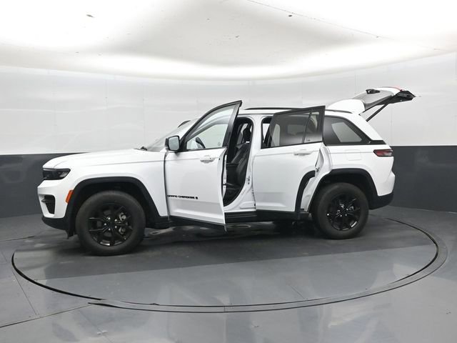 Used 2025 Jeep Grand Cherokee Altitude image 48