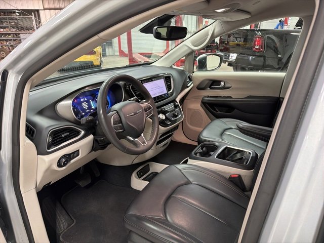 Used 2023 Chrysler Pacifica Touring-L image 10