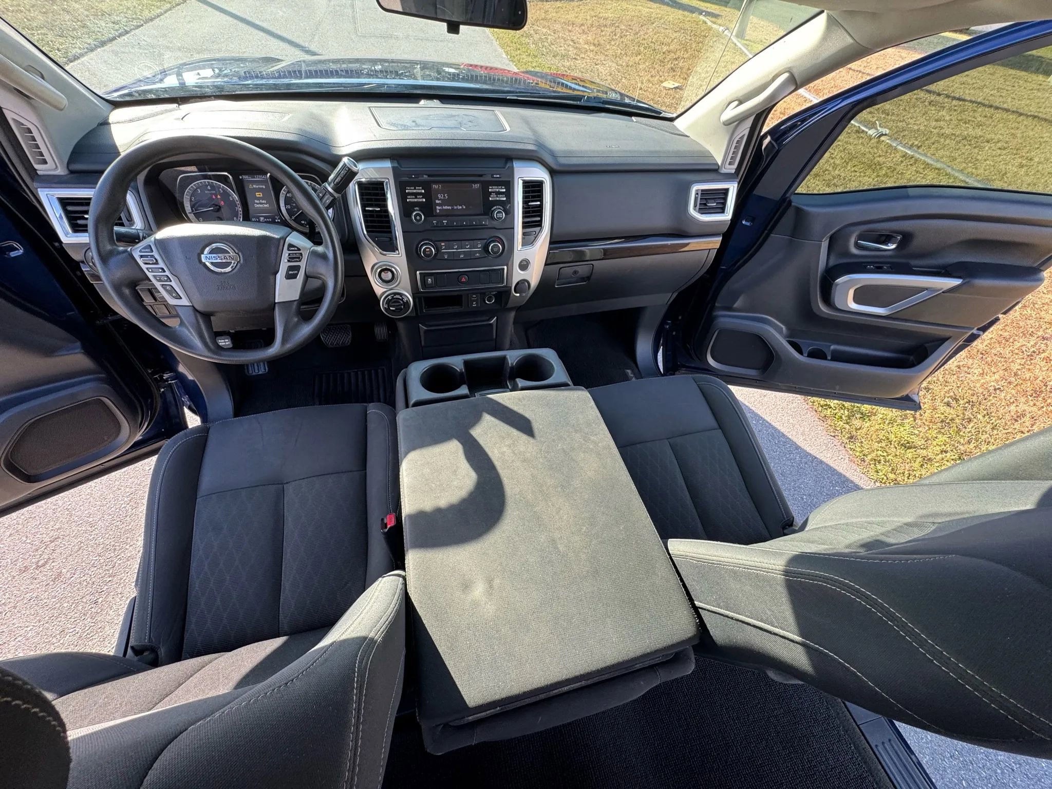 Used 2018 Nissan Titan SV image 9