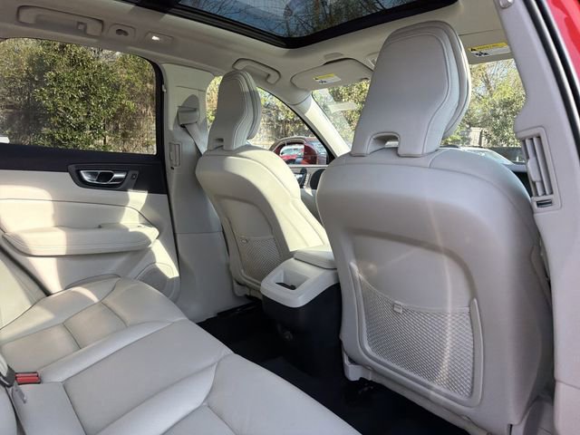 Used 2022 Volvo XC60 B5 Momentum image 18
