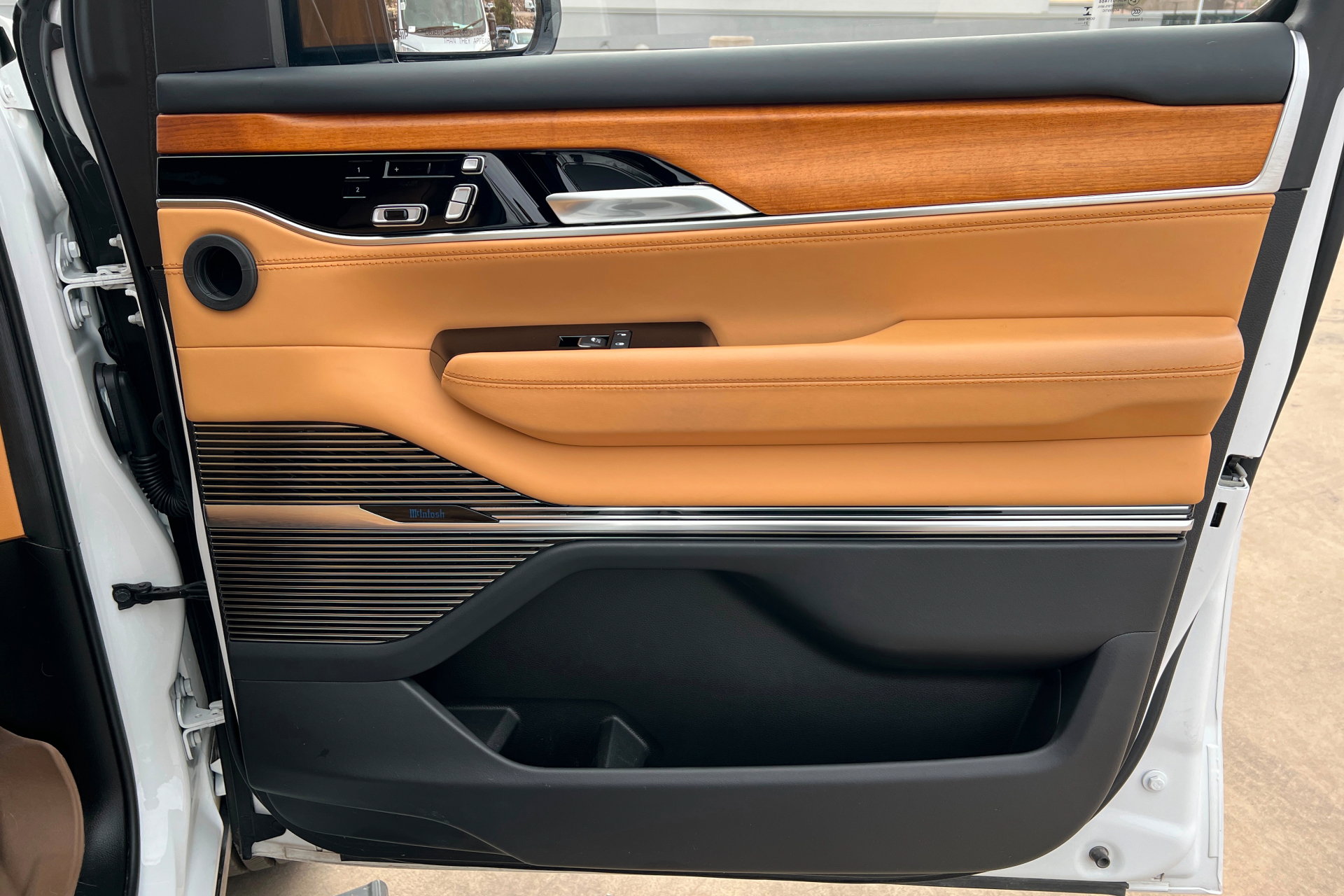 Used 2022 Jeep Grand Wagoneer Series III w/ HD Trailer Tow Package image 23