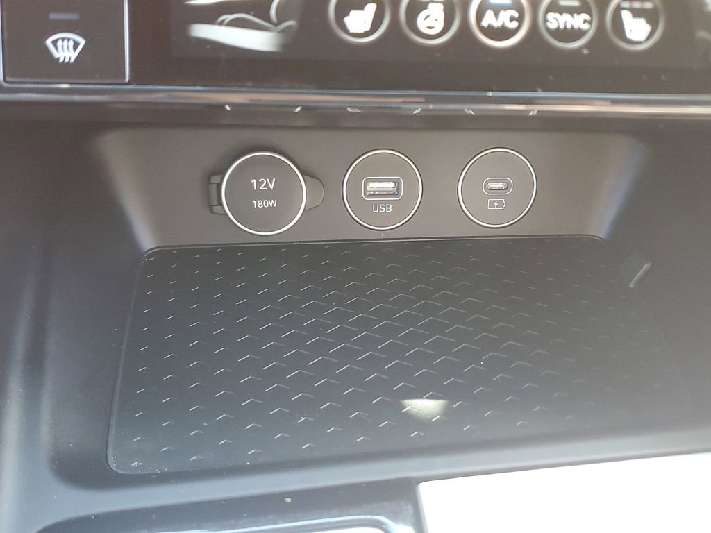 Used 2025 Genesis G70 2.5T image 32