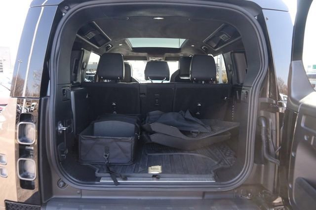 Used 2025 Land Rover Defender 110 image 7
