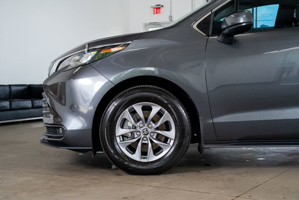 Used 2025 Toyota Sienna XLE image 18