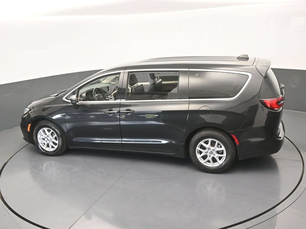 Used 2023 Chrysler Pacifica Touring-L FWD image 46